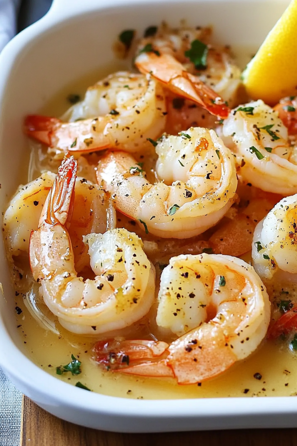 Oven-baked shrimp with lemon slices and crusty bread