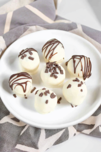 Final presentation of the recipe’s dessert balls, highlighting contrast between white and dark chocolate.